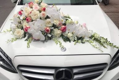 Thuê xe cưới tại VietFast có kèm trang trí hoa không?